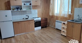 Кухонная зона 1 этаж: кухонный гарнитур, стол, стулья, кухонный уголок, раковина, холодильник, плита, чайник (июль 2025).