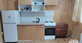 Кухонная зона 1 этаж: кухонный гарнитур, стол, стулья, кухонный уголок, раковина, холодильник, плита, чайник (июль 2025).
