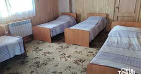 №2 (7 мест) комната №1 - 2 этаж. Четыре односпальные кровати, комод, тумба, лоджия с видом на озеро (июль 2025).