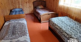 Дом №6 комната 1 (4 места) - 4 односпальные деревянные кровати (июнь 2025).