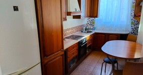 Кухонная зона 1 этаж: кухонный гарнитур, стол, стулья, холодильник, плита, чайник, тостер (ноябрь 2023).