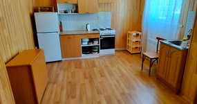 Кухонная зона 1 этаж: кухонный гарнитур, стол, стулья, кухонный уголок, раковина, холодильник, плита, чайник (ноябрь 2023).