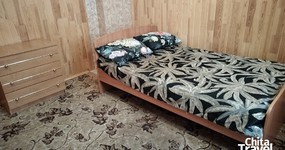 №2 (7 мест) комната №2 - 2 этаж. 1 односпальная кровать и 1 двуспальная кровать, комод, тумба (июнь 2025).
