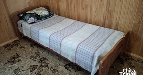 №2 (7 мест) комната №2 - 2 этаж. 1 односпальная кровать и 1 двуспальная кровать, комод, тумба (июнь 2025).