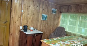 Дом №1 (10 мест) веранда - холодильник, эл.чайник, стол, стулья (июнь 2025)