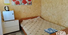 Сдвоенный дом №21/1 (3 места). Внутри: 2-х спальная кровать, односпальная кровать, холодильник, эл.чайник, веранда: стол, скамейки (июль 2025).