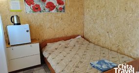 Сдвоенный дом №21/1 (3 места). Внутри: 2-х спальная кровать, односпальная кровать, холодильник, эл.чайник, веранда: стол, скамейки (июль 2025).