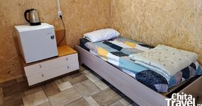 Сдвоенный дом №21/2 (3 места). Внутри: 2-х спальная кровать, односпальная кровать, холодильник, эл.чайник, веранда: стол, скамейки (июль 2025).