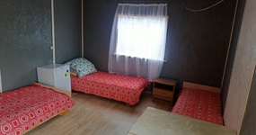 Дом №21/2 (4-6 мест) - три полутороспальные кровати, одна односпальная кровать (холодильник стоит не постоянно в домике!!!) (август 2022). 