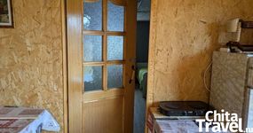 Домик №21 (5 мест) - кухонная зона: холодильник, чайник, микроволновка, стол, стулья (май 2026).
