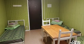 Дом 3 №5 (4 места) (4 односпальных кровати, стол, 2 стула, зеркало, шкафчик, веранда, на веранде раковина вместе с №6)