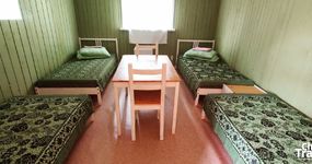 Дом 3 №5 (4 места) (4 односпальных кровати, стол, 2 стула, зеркало, шкафчик, веранда, на веранде раковина вместе с №6)