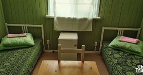 Дом 3 №5 (4 места) (4 односпальных кровати, стол, 2 стула, зеркало, шкафчик, веранда, на веранде раковина вместе с №6)
