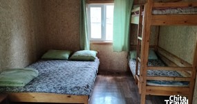 Дом №1 (комната 1 - 4 места) - спальные места: 2х спальная, кровать, двухъярусная кровать, тумбочка, печь (июнь 2025).