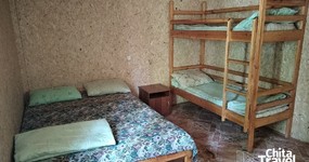 Дом №2 (комната 1) - спальные места: 2х спальная, кровать, двухъярусная кровать, тумбочка, печь (июнь 2025).