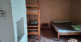 Дом №2 (комната 2) - спальные места: 2х спальная, кровать, двухъярусная кровать, тумбочка, печь (июнь 2025).