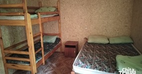 Дом №2 (комната 2) - спальные места: 2х спальная, кровать, двухъярусная кровать, тумбочка, печь (июнь 2025).