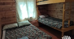 Дом №3 (комната 1) - спальные места: 2х спальная, кровать, двухъярусная кровать, тумбочка, печь (июнь 2025).