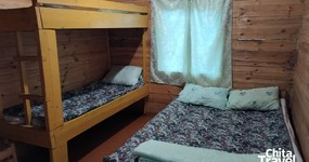 Дом №3 (комната 2) - спальные места: 2х спальная, кровать, двухъярусная кровать, тумбочка, печь (июнь 2025).