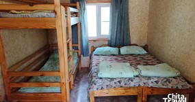 Дом №11 (комната 4 - 4 места) - 2 односпальные кровати, двухъярусная кровать, тумбочка, холодильник, эл.чайник, стол, стулья (июнь 2025).