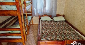 Дом №11 (комната 1 - 4 места) - 2 односпальные кровати, двухъярусная кровать, тумбочка, холодильник, эл.чайник, стол, стулья (июнь 2025).