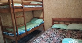 Дом №5 комната - 2 (сдвоенные, ление) - 2х спальная, кровать, двухъярусная кровать, тумбочка, стол, стулья (июнь 2025).