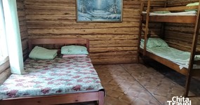 Дом №10 (4 места) - спальные места: 2х спальная, кровать, двухъярусная кровать, тумбочка, печь (июнь 2025).