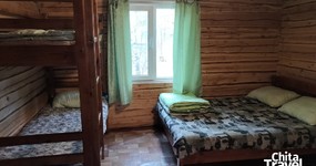 Дом №13 (4 места) - спальные места: 2х спальная, кровать, двухъярусная кровать, тумбочка, печь (июнь 2025).