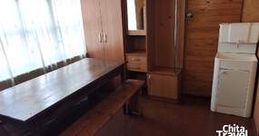 Комната №2 (4 места) - кухонная зона: холодильник, эл. чайник, плита, умывальник, шкаф, стол, лавочки