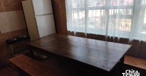 Комната №2 (4 места) - кухонная зона: холодильник, эл. чайник, плита, умывальник, шкаф, стол, лавочки