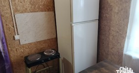 Комната №2 (4 места) - кухонная зона: холодильник, эл. чайник, плита, умывальник, шкаф, стол, лавочки