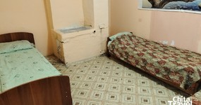 Комната №2 (4 места) - 4 односпальные деревянные кровати, тумбочка, зеркало, печь.