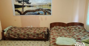 Комната №2 (4 места) - 4 односпальные деревянные кровати, тумбочка, зеркало, печь.