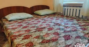 Комната №2 (4 места) - 4 односпальные деревянные кровати, тумбочка, зеркало, печь.