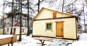 Дом №1 (комната 1 - 4 места) - Веранда - стол стулья, холодильник, эл.чайник, дровяная печь (ноябрь 2025).