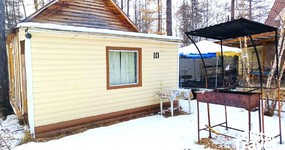 Зимний домик №10 (4 места) - 2-х спальная кровать, двухъярусная кровать, стол стулья, холодильник, эл.чайник, дровяная печь (ноябрь 2025).