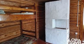 Зимний домик №9 (4 места) - 2-х спальная кровать, двухъярусная кровать, стол стулья, холодильник, эл.чайник, дровяная печь (ноябрь 2025).