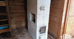 Зимний домик №10 (4 места) - 2-х спальная кровать, двухъярусная кровать, стол стулья, холодильник, эл.чайник, дровяная печь (ноябрь 2025).