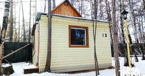 Зимний домик №13 (4 места) - 2-х спальная кровать, двухъярусная кровать, стол стулья, холодильник, эл.чайник, дровяная печь (ноябрь 2025).