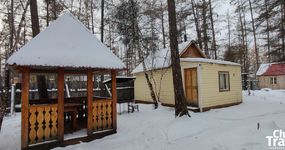 Зимний домик №9 (4 места) - 2-х спальная кровать, двухъярусная кровать, стол стулья, холодильник, эл.чайник, дровяная печь (ноябрь 2025).