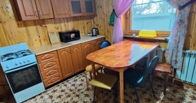 1 этаж (кухня) - кухонный гарнитур, газовая плита, холодильник, эл.чайник, микроволновка, стол, стулья, камин (ноябрь 2025)