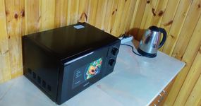 1 этаж (кухня) - кухонный гарнитур, газовая плита, холодильник, эл.чайник, микроволновка, стол, стулья, камин (ноябрь 2025)