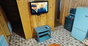 1 этаж (кухня) - кухонный гарнитур, газовая плита, холодильник, эл.чайник, микроволновка, стол, стулья, камин, телевизор (ноябрь 2025)