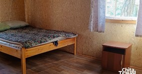Дом №1 (комната 2 - 4 места) -2-х спальная кровать, двухъярусная кровать. Веранда - стол стулья, холодильник, эл.чайник, дровяная печь (ноябрь 2025).