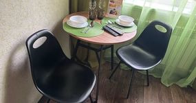 Номер 2: двуспальная кровать, маленький холодильник, ТВ, чайник, журнальный столик, лицевые полотенца, вешалка для одежды (февраль 2026).