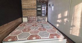 Номер 2: двуспальная кровать, маленький холодильник, ТВ, чайник, журнальный столик, лицевые полотенца, вешалка для одежды (февраль 2026).