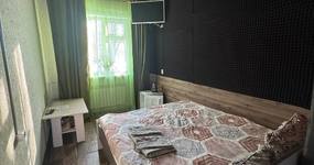 Номер 2: двуспальная кровать, маленький холодильник, ТВ, чайник, журнальный столик, лицевые полотенца, вешалка для одежды (февраль 2026).