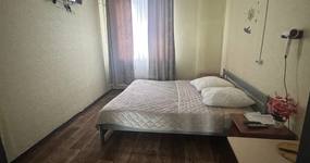 Номер 3: двуспальная кровать, маленький холодильник, ТВ, чайник, журнальный столик, лицевые полотенца, вешалка для одежды (февраль 2026).