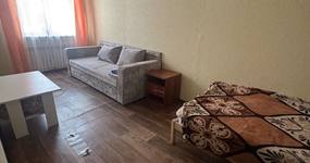 Номер 1 комната 2: двуспальный диван, односпальная кровать, журнальный столик, лицевые полотенца (февраль 2026).