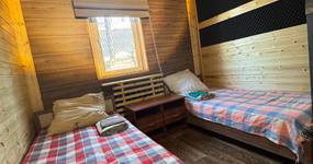 Номер 7: 2 односпальные кровати, тумбочки, журнальный столик, чайник, лицевые полотенца, вешалка для одежды (февраль 2026).